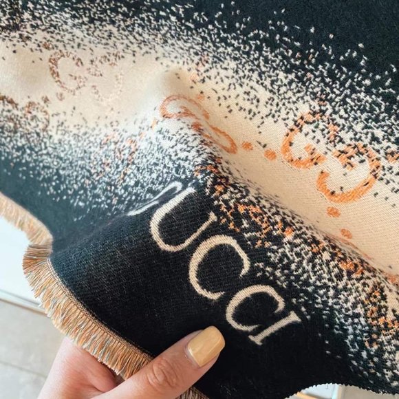 ๐โจAUTHENTICโจ๐Gucci scarf - Picture 3 of 4